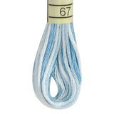 broderigarn i lyseblå farver