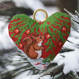 broderet hjerte med egern - Permin broderkit