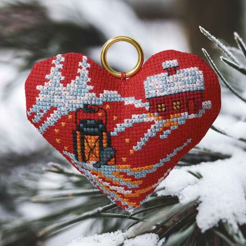 Permin broderikit hjerter til jul - motiv med lygte og hus