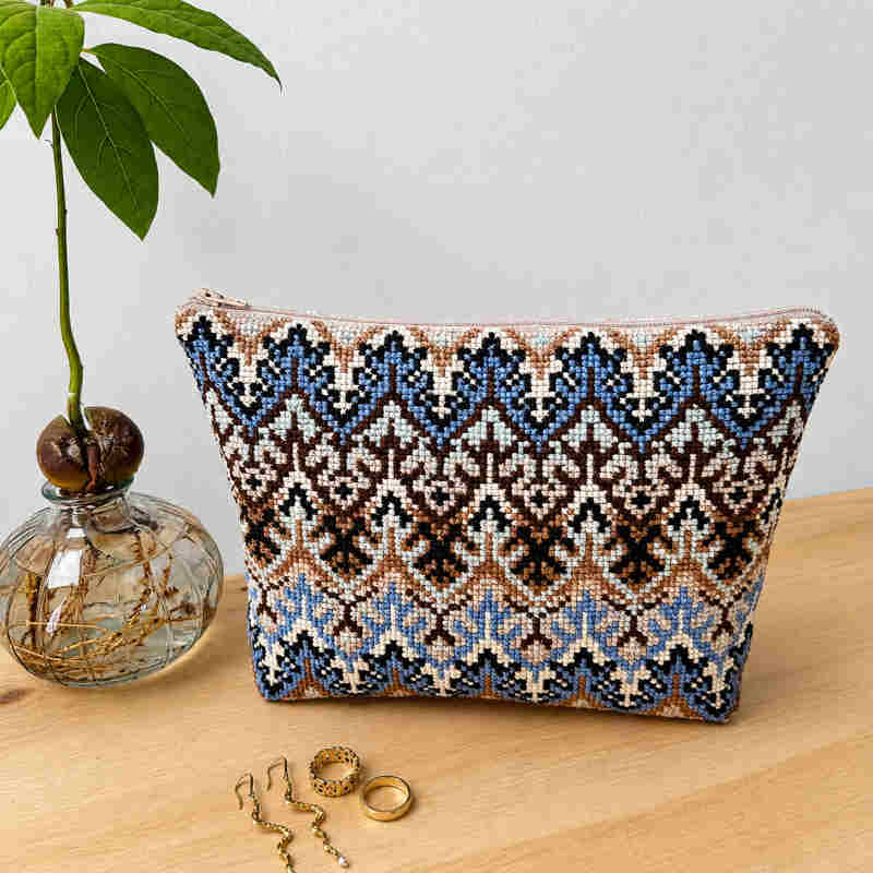 Broderet pung med bund fra Pomp Stitch - Blå Flora pung