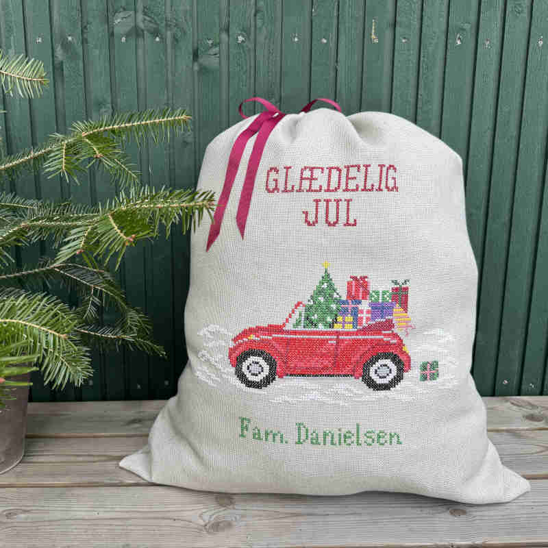 Familiens gavesæk fra Pomp stitch med broderet motiv og personlig tekst 