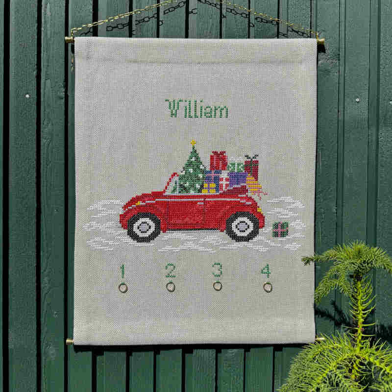Gavebilen adventkalender fra Pomp Stitch - motivet er en bil fyldt med gaver og juetræet