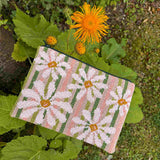 Pomp Stitch clutch med margueritter på stribe