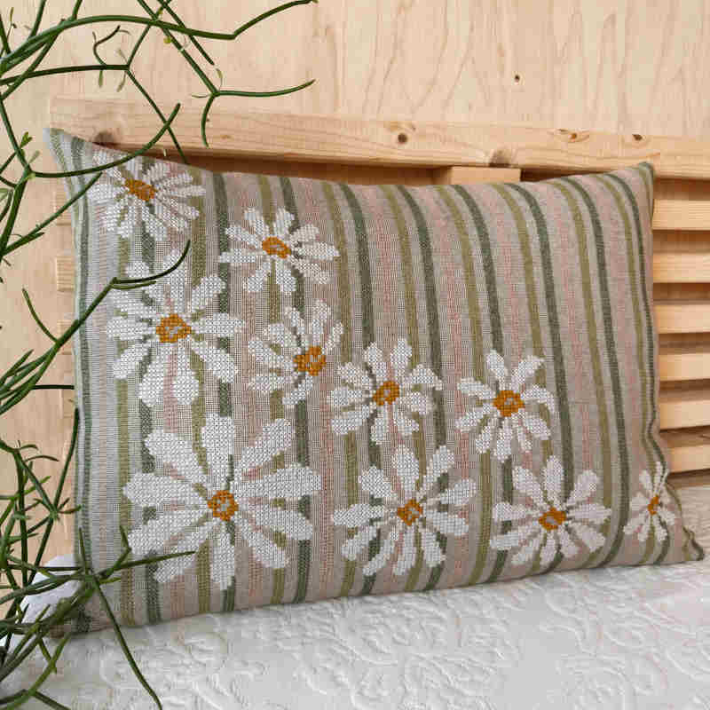 Aflang stribet pude med margueritter fra Pomp Stitch 