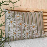 Aflang stribet pude med margueritter fra Pomp Stitch 