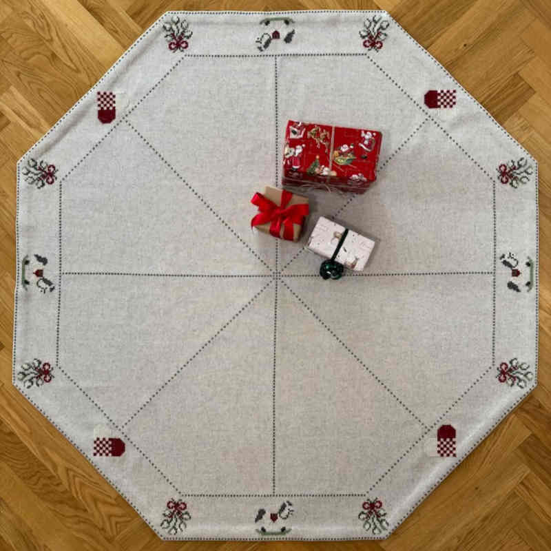 Ottekantet juletræstæppe med enkle motiver 