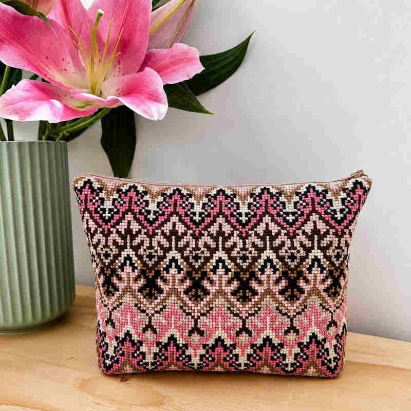 Pink Flora pung fra Pomp Stitch i lyserøde nuancer