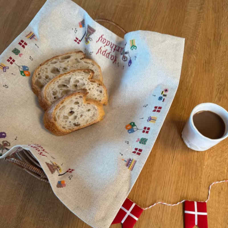 Broderikit fra Pomp Stitch Happy Birthday serviet til fødselsdagsbordet 