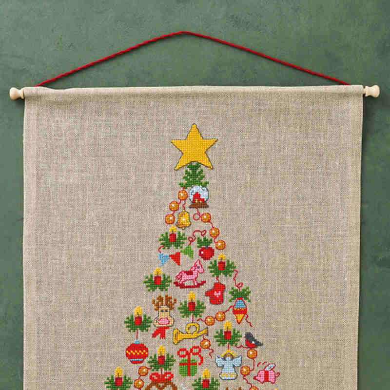 Broderi monteret på ophæng i træ