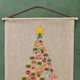 Broderi monteret på ophæng i træ