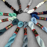 DMC perlegarn no 5 i gråskala og blå farver