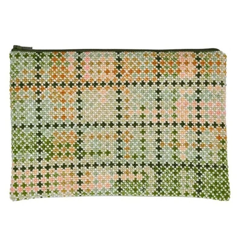 pung med grønne, blå og orange nuancer i grafisk mønster. Broderkit fra Fru Zippe - Eng
