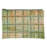 pung med grønne, blå og orange nuancer i grafisk mønster. Broderkit fra Fru Zippe - Eng