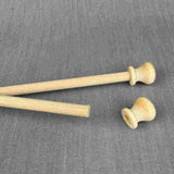 broderiophæng i træ med runde endeknopper.