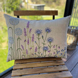 pude fra Pomp Stitch - blue flowers -med blå og lilla broderede blomster