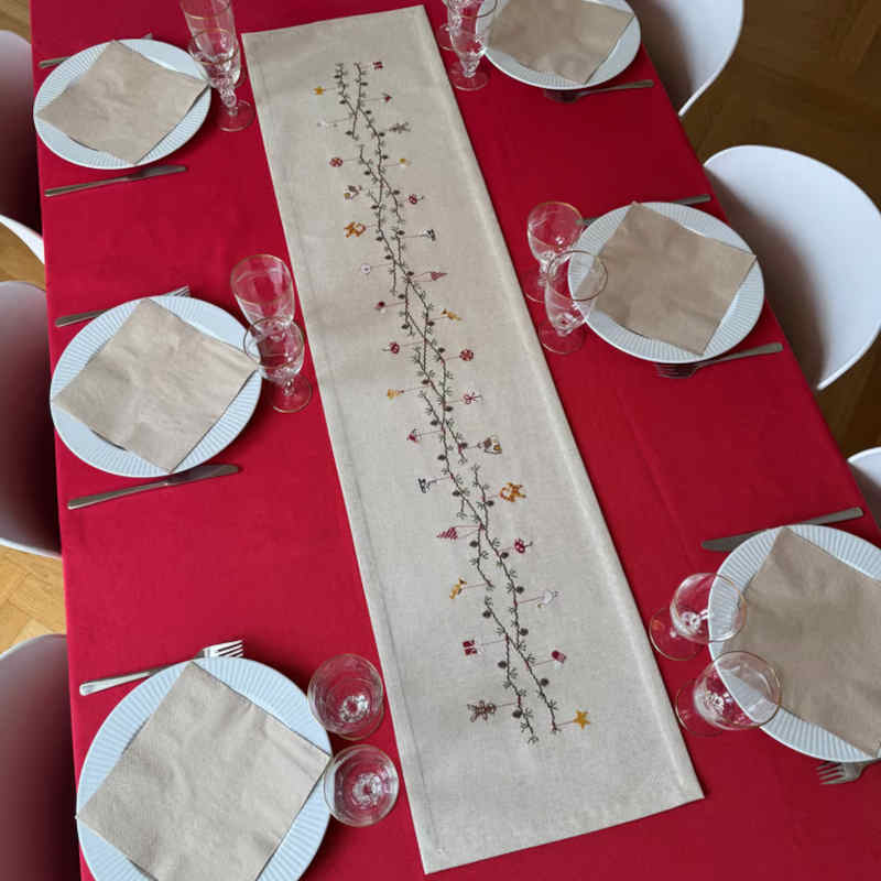 Pomp Stitch broderikit julestemning løber til julebordet