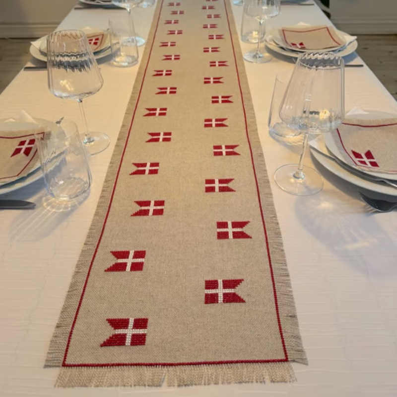 Pomp Stitch bordløber med danske flag til fødselsdag eller fest
