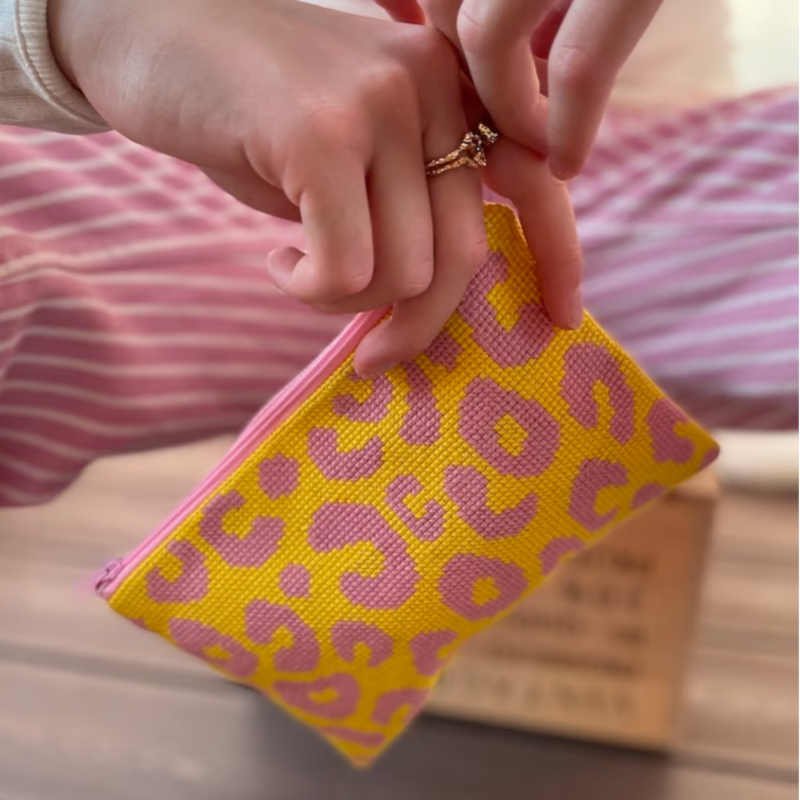 Pomp Stitch - My Little Leo. Broderikit til clutch med leopardprint