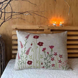 Pomp Stitch aflang pude med broderet røde blomster