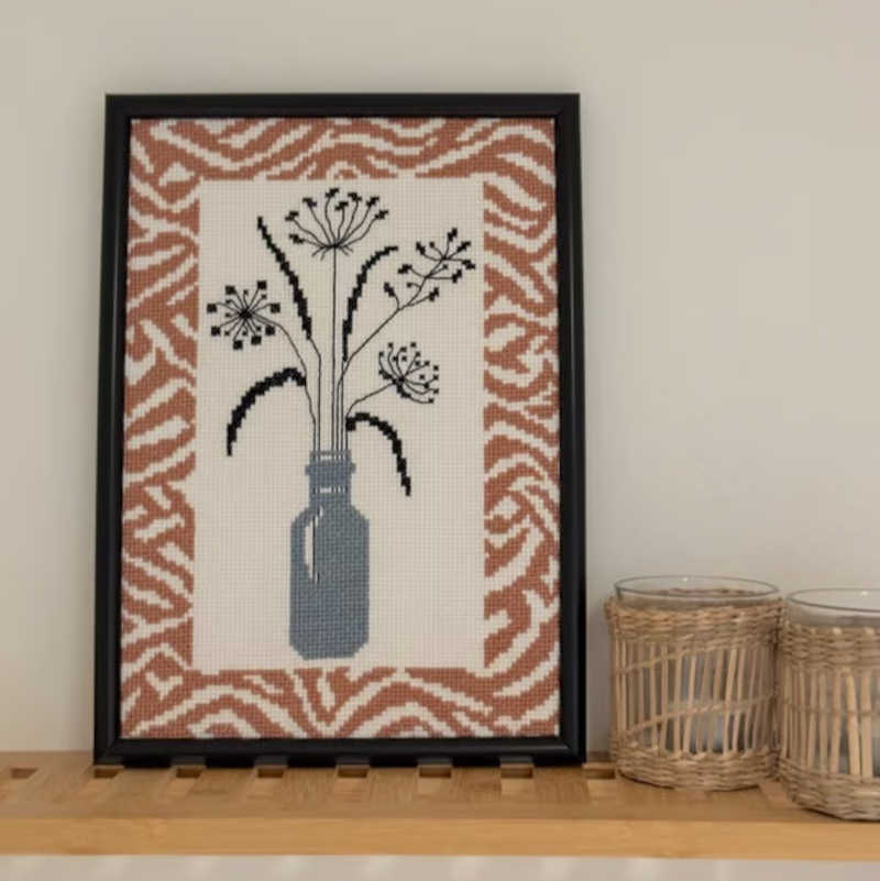 Broderikit fra Pomp Stitch med striber og blomster i vase 