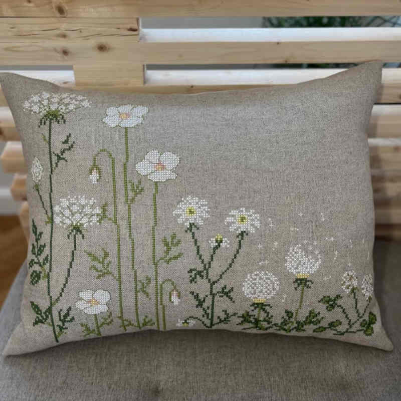 aflang pude med hvide blomster fra Pomp Stitch - wild on purpose