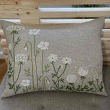 aflang pude med hvide blomster fra Pomp Stitch - wild on purpose