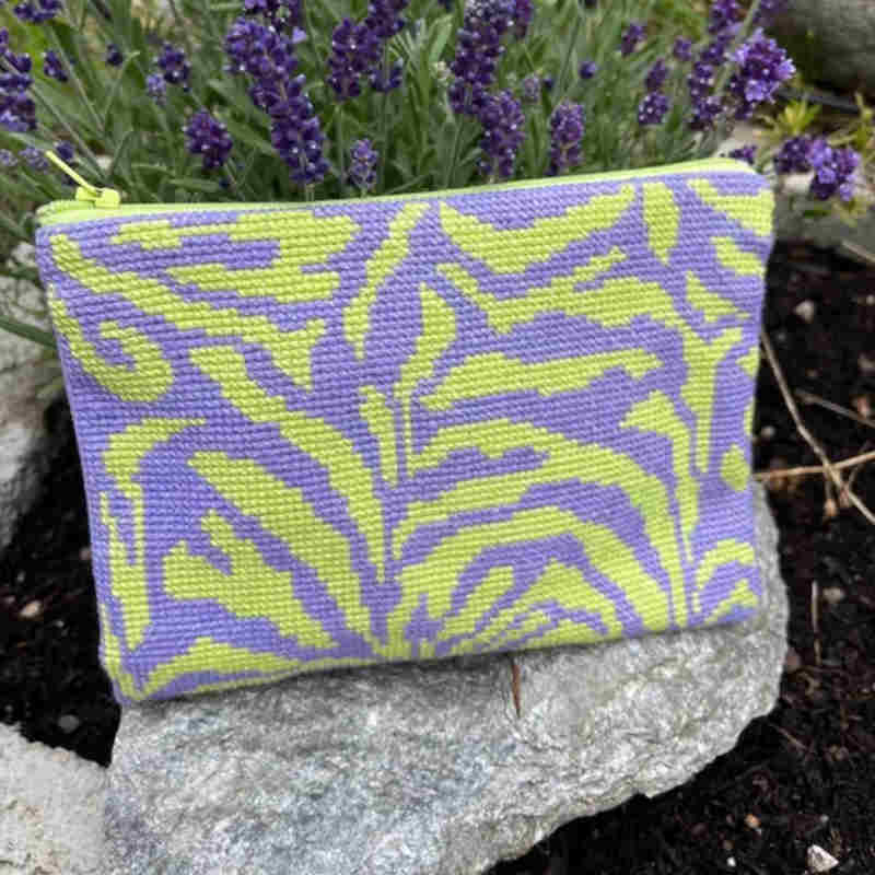 Pomp stitch My little zebra clutch -broderikit til pung i lilla og lime zebraprint