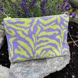Pomp stitch My little zebra clutch -broderikit til pung i lilla og lime zebraprint