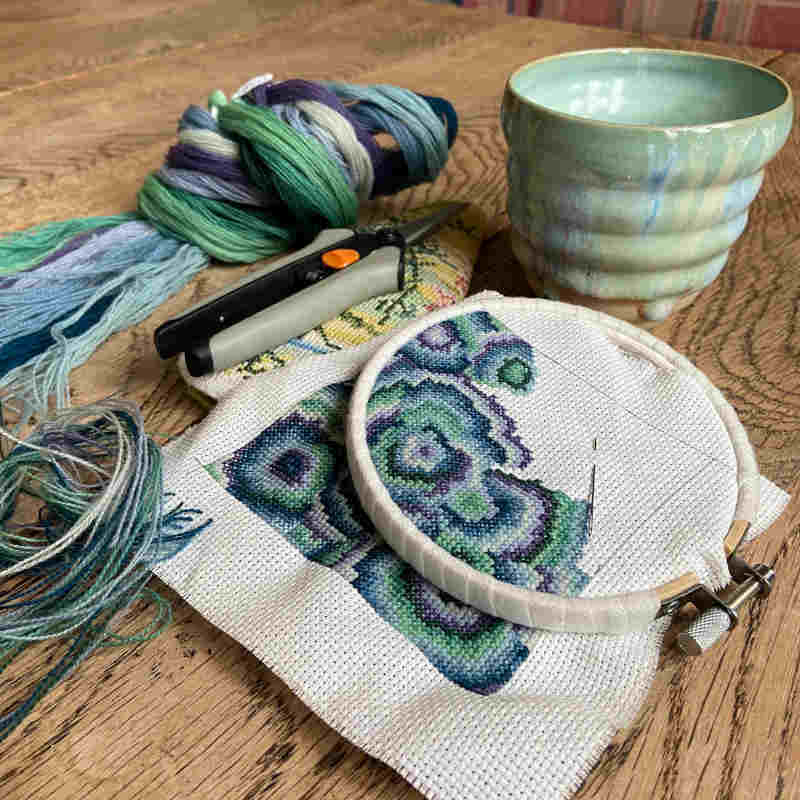 Dogmebroderi i korssting fra Tekstilmagi