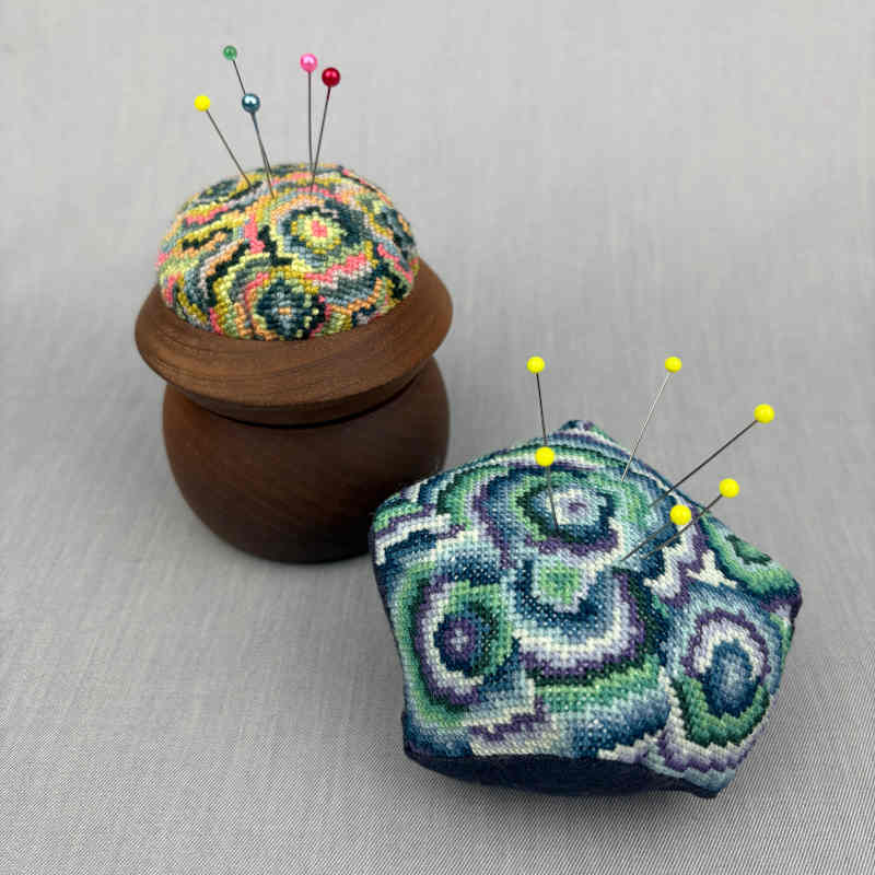 Nålepuder i korssting fra Tekstilmagi