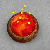 Nålepude med base i mahognitræ